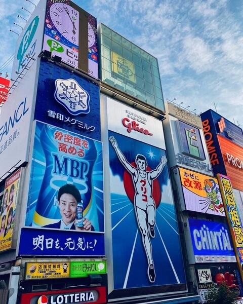 在日本，東京是最受歡迎的旅遊目的地之一，但別忘了日本的第二大城市—— 大阪 ，它也擁有豐富多彩的旅遊景點，風情萬種的美食和文化。今天，我們將帶您遊覽大阪，探索一些經典的旅遊景點。