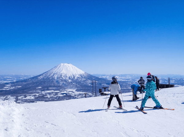 當寒冷的冬季來臨時，日本北海道成為滑雪愛好者的天堂。這個地區以其絕佳的滑雪場和豐富的雪景而聞名，提供了無數令人難以忘懷的滑雪和冬季活動選項。以下是 北海道滑雪 的必遊地點：