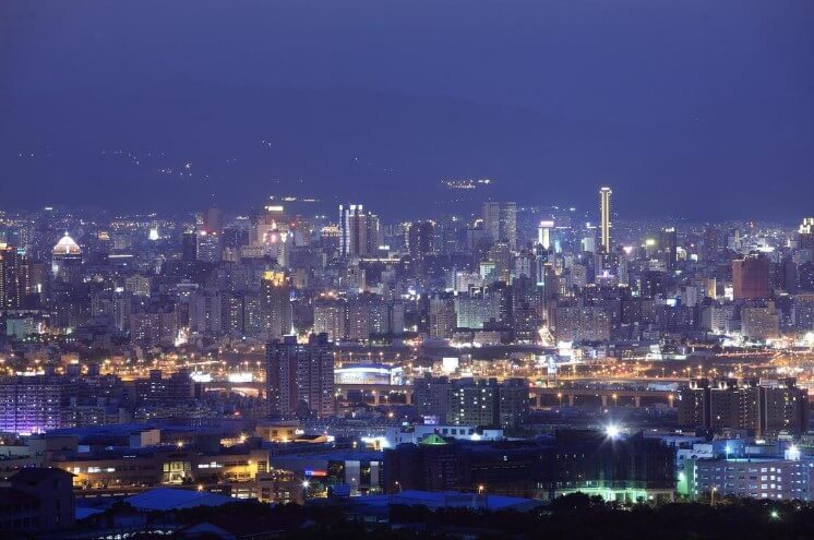 台中（Taichung）這個充滿文化和藝術的城市。台中擁有豐富的歷史、美食和現代藝術，以下是台中必遊的旅遊地點，讓你深入了解這個台灣中部的文化寶庫：