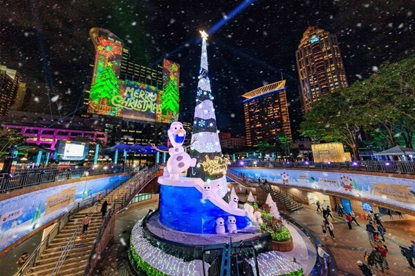 每年冬天最期待的就是 新北耶誕城 啦～聖誕節的氣氛溫馨又歡樂，每年聖誕節必去的新北耶誕城今年也非常值得期待！2023新北耶誕城主題是歡樂耶誕城的吉祥物「桑塔熊」，這次還有全台最大天幕耶誕樹、百萬顆LED燈海仙境、親子必逛萬坪公園等六大亮點等你來感受！