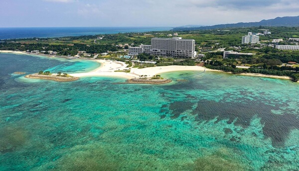 當您踏上 沖繩 的土地，彷彿進入了一片充滿異國風情和自然奇景的仙境。這個位於日本南方的繽紛寶盒，不僅有美麗的海灘，還有悠久的歷史和令人難以置信的文化體驗，讓您沉浸在一場奇幻之旅中。